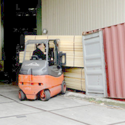 lossen van vloerdelen uit container
