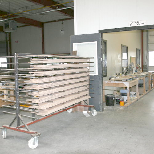 werkplaats aanbrengen olie of lak op planken